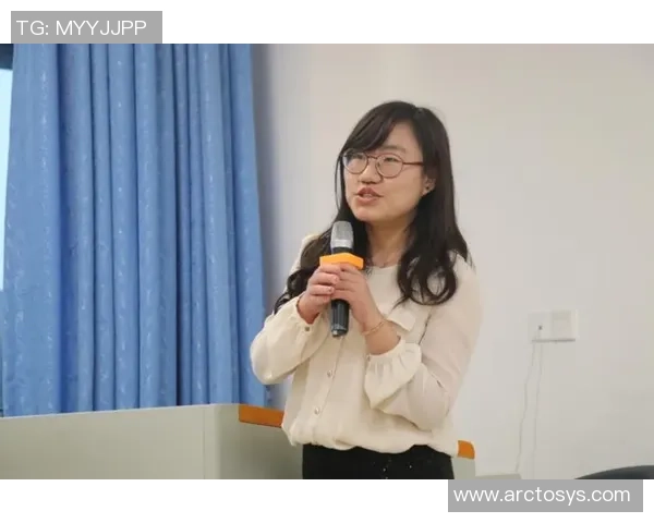 滑板与梦想交织的旅程:周芳的深度对话与人生启示 滑板与梦想交织的旅程:周芳的深度对话与人生启示